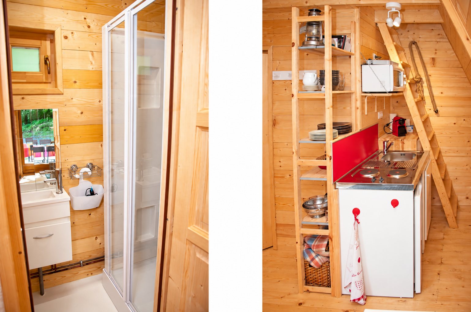 Deux vues de l'intérieur d'un petit chalet en bois : une salle d'eau avec douche et lavabo, et une kitchenette rouge et blanche avec étagères et échelle vers la mezzanine.